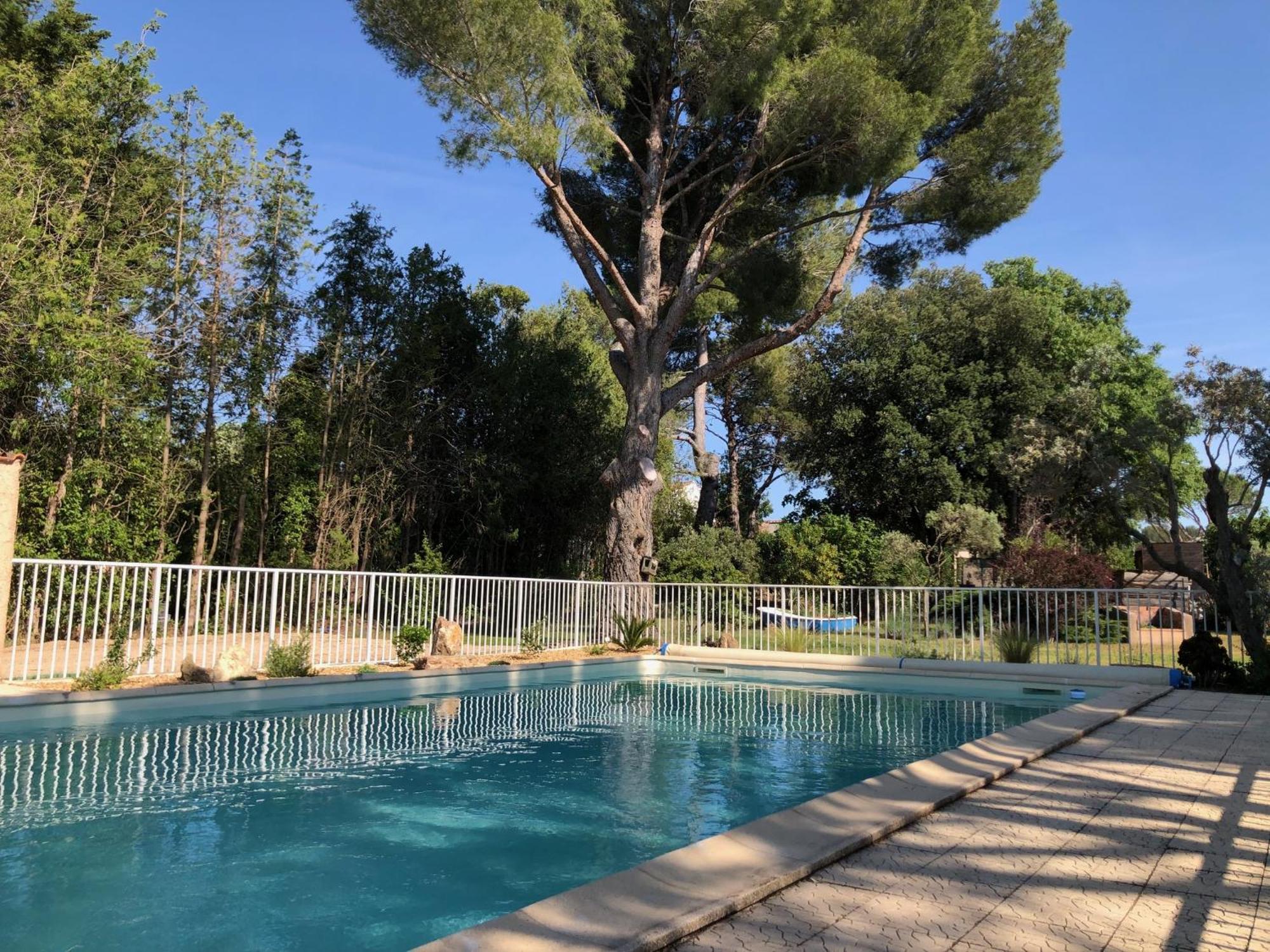 Gite En Provence Dans Grand Jardin Avec Piscine Partagee Cornillon-Confoux Exterior foto